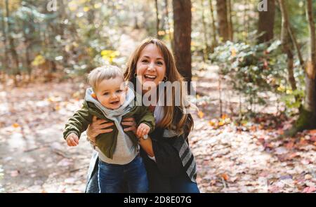 Sohn und ihre Mutter in der Herbstsaison im Park Stockfoto