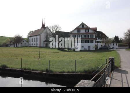 Gemeinde Cham, Kanton Zug (ZG)/ Schweiz - April 19 2020: Kloster Frauenthal am Stadtrand von Cham, Kanton Zug, Schweiz Stockfoto