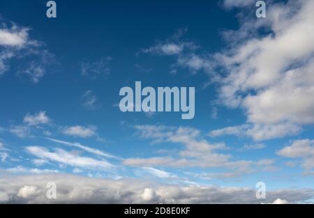 Alto Cumulus Wolken in tiefblauem Himmel Stockfoto