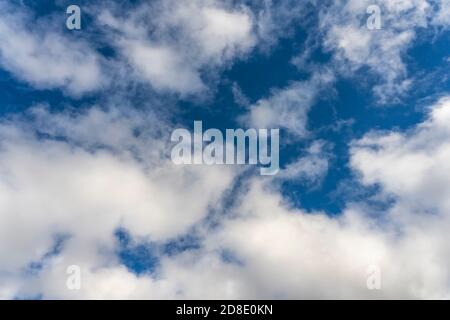 Alto Cumulus Wolken in tiefblauem Himmel Stockfoto