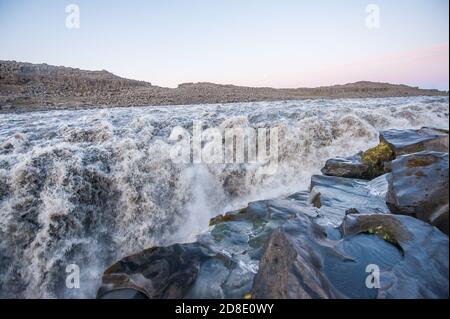 Dettifoss ist der mächtigste Wasserfall auf Island und in ganz Europa. Es befindet sich im Jokulsargljufur Nationalpark im Nordosten Islands Stockfoto