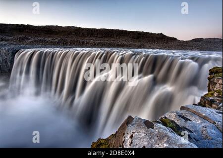 Dettifoss ist der mächtigste Wasserfall auf Island und in ganz Europa. Es befindet sich im Jokulsargljufur Nationalpark im Nordosten Islands Stockfoto