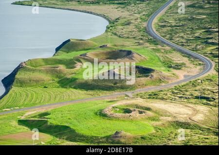 Blick auf Pseudokrater vom Vulkan Vindbelgur in der Nähe des Sees Myvatn - Nordisland Stockfoto