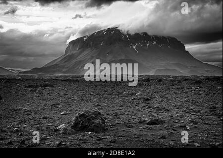 Herdubreid ist einer der schönsten isländischen Vulkane, die "Königin der isländischen Berge". Es ist fast symmetrisch, mit einer Eiskappe, versteckt in der Stockfoto