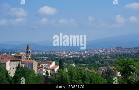 Stadtbild von Arezzo von einem ländlichen Dorf mit Turm aus gesehen Glocke einer Kirche als Beweis Stockfoto