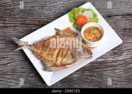 Weißer Pomfrett frittierter Pomfrett mit Fischsauce Stockfoto