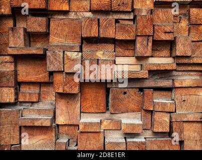 Holzhintergrund aus Brettern verschiedener Größen. Speicherplatz kopieren Stockfoto