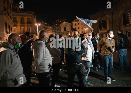 Neapel, Italien. Januar 2016. Als Vorsichtsmaßnahme trugen die Demonstranten Gesichtsmasken während der Demonstration.Fußball- und Sporttrainerinnen protestierten gegen die Maßnahmen der italienischen Regierung gegen die kovidische Krise von 19 und verurteilten die wirtschaftlichen Auswirkungen und Auswirkungen der Sperrung. Kredit: Valeria Ferraro/SOPA Images/ZUMA Wire/Alamy Live Nachrichten Stockfoto