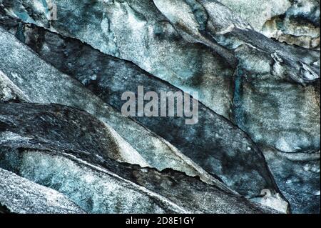 Detailreiches Foto des isländischen schmutzigen Gletschereises mit einem Unglaublich lebendige Farben und eine schöne Textur Stockfoto