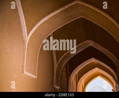 Bögen im Flur in einem historischen Gebäude, Kunstuniversität Isfahan. Stockfoto