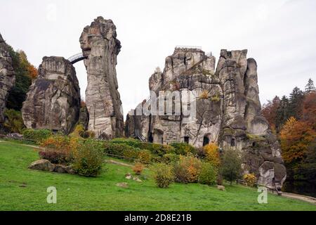 Horn-Bad Meinberg, Externsteine im Herbst, Blick von Nordosten Stockfoto