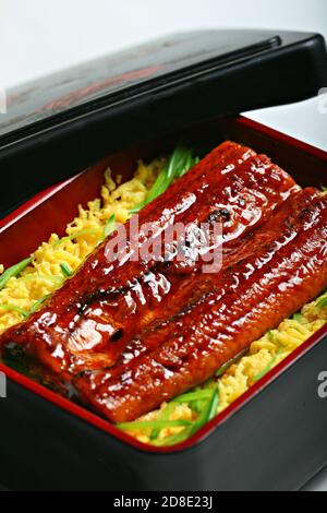 Unagi Toji Don, gegrilltes Unagi mit Ei, Pilz und Zwiebeln in Reisbox serviert Stockfoto