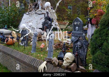 Halloween Dekorationen außerhalb eines Hauses Stockfoto