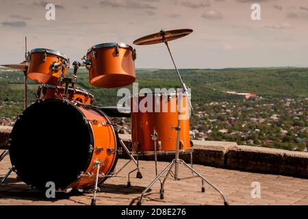 Rote Trommel auf der Aussichtsplattform Stockfoto