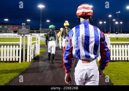 Eine allgemeine Ansicht, wie die Jockeys den Paradering an der Chelmsford City Racecourse betreten. Stockfoto