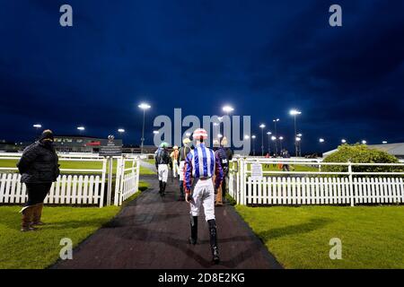 Eine allgemeine Ansicht, wie die Jockeys den Paradering an der Chelmsford City Racecourse betreten. Stockfoto