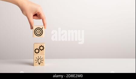 Hand Putting Holzblöcke Mit Bild Des Ziels, Grauer Hintergrund Stockfoto