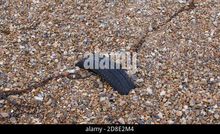 Reifen Verankerung rostigen Kette auf Kiesstrand für den Einsatz als Hintergrund Stockfoto