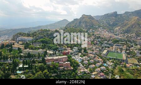 Blick über die Stadt Taormina, Italien, Häuser auf den Hügeln Stockfoto