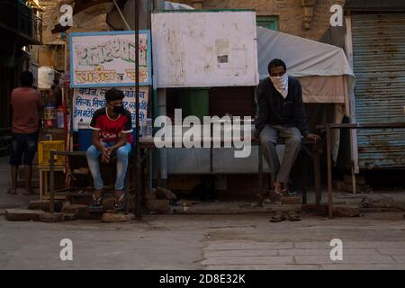 Jaisalmer, Rajasthan / Indien - September 28 2020 : Menschen, die soziale Distanzierung an öffentlichen Orten Stockfoto