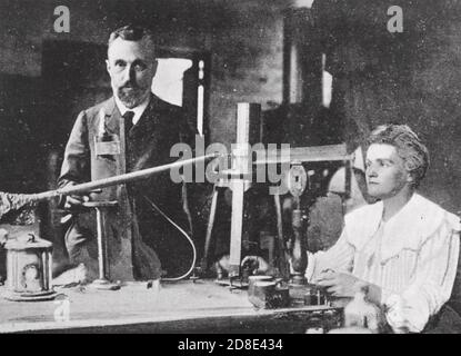 MARIE und PIERRE CURIE in ihrem Pariser Labor kurz danach 1903 mit dem Nobelpreis für Physik ausgezeichnet Stockfoto