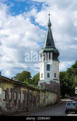 Blick auf den Rathausturm in der Altstadt von Wyborg. Im Vordergrund sind die Ruinen einer ehemaligen Artilleriekaserne. Stockfoto