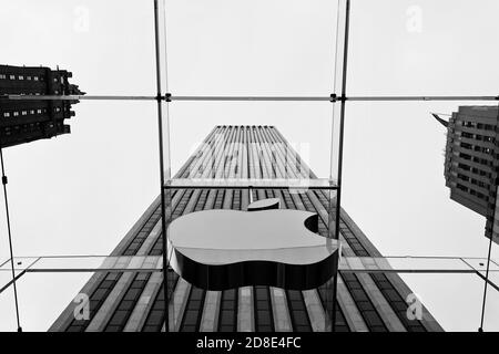 MONTERREY, MEXIKO - 13. Apr 2012: MONTERREY, NL, MEXIKO - 12. NOVEMBER 2012: Apple Store Logo am Eingang zum Apple Store auf der Fifth Avenue New Yo Stockfoto