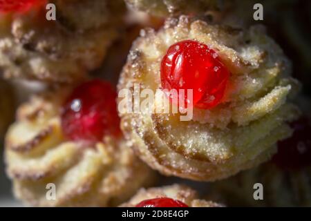 Typisch sizilianisches Gebäck: Detail auf Mandelgebäck mit kandierten roten Kirschen Stockfoto