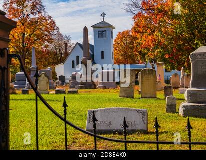 Ein Dorfkirche Friedhof im Herbst in Neuengland Stockfoto