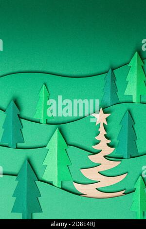 3D Pop out Weihnachtsbäume Papier Kunstwerk auf grünem Hintergrund. Weihnachtsbaum Papier schneiden Design-Karte. Draufsicht. Flach liegend Stockfoto