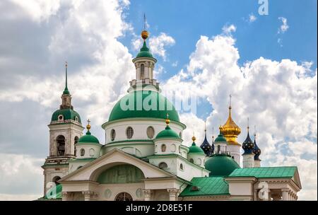 Die Tempel des Spaso-Jakowlewski Klosters in Rostow dem Großen, dem Goldenen Ring Russlands Stockfoto