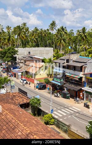 Mirissa, Sri Lanka - 25. Dezember 2019: Hauptstraße von Mirissa, einer von Sri Lanka Top Strand Destinationen. Stockfoto