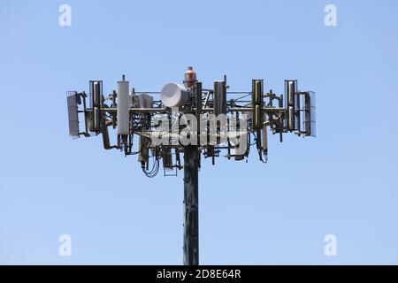 Oberseite des Mobiltelefons Telekommunikation Funkantenne Turm. Mobilfunkmast. Stockfoto