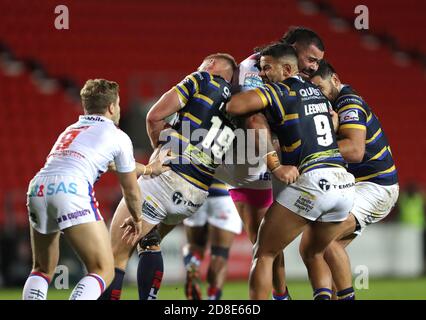 Wakefield Trinity's David Fifita (zweite rechts) wird von Leeds Rhinos' Kruise Leeming (dritte rechts) und Mikolaj Oledzki (zweite links) während des Betfred Super League Spiels im total Wicked Stadium, St. Helens, angegangen. Stockfoto