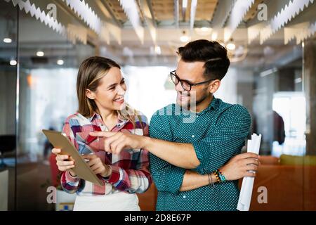 Gerne kreative Designer, Geschäftsleute Brainstorming im Büro Stockfoto