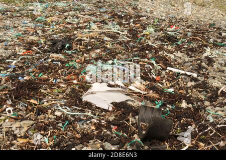 Marine, Oceanic nicht biologisch abbaubare Plastikverschmutzung am Strand in Camasunary Bay, Isle of Skye, Schottland Großbritannien gewaschen Stockfoto