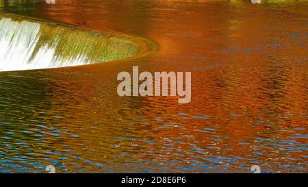 Penmans Damm in Herbstfarben auf dem Grand River. Paris, Ontario, Kanada. Stockfoto