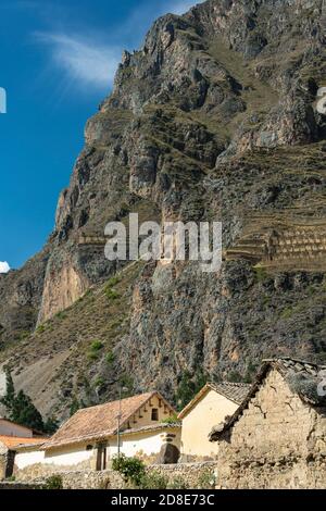 Steinbild des Inka-gottes Viracocha, Inka-Getreidespeicher in Ruinen und Häusern, Ollantaytambo, Peru Stockfoto