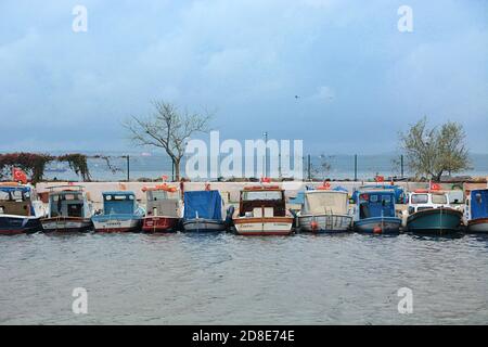 Fischerboote dockten im Hafen an. Çanakkale, Türkei, 17. Oktober 2020. Stockfoto