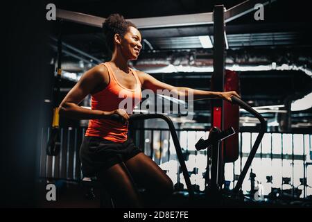 Fitness weibliche mit Air Bike für cardio Workout bei crossfit Fitnessraum. Stockfoto