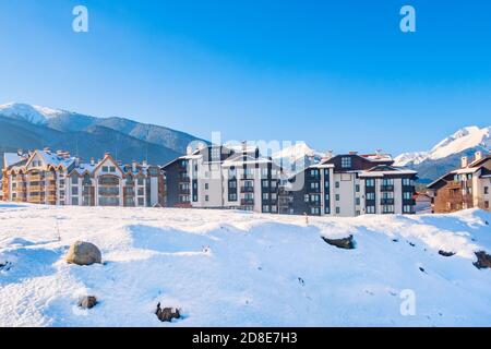 Bansko, Bulgarien Chalet aus Holz, Häuser und Schnee Berge Landschaft Panorama in der bulgarischen Skigebiet Stockfoto