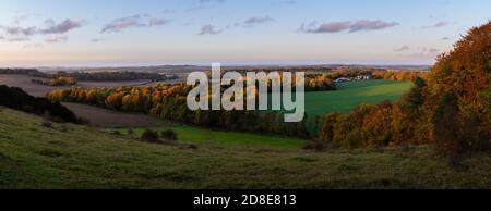 Ein Panoramablick auf goldenes Abendlicht bei Sonnenuntergang, das im Herbst eine typische Landschaft von Hampshire beleuchtet. Farley Mount, Hampshire, England. Stockfoto