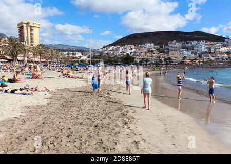 LOS CRISTIANOS, TENERIFE, CANARY, SPAIN-CIRCA JAN, 2016: Der Sandstrand Playa de Las Vistas liegt in der Stadt. Die Strände liegen am Atlantik in Arona munici Stockfoto