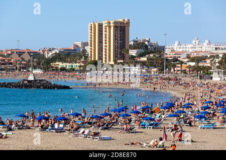 LOS CRISTIANOS, TENERIFFA, KANARISCHE Inseln, SPANIEN-CA. JAN, 2016: Viele Menschen sind am Sandstrand Playa de Las Vistas. Strände sind am Atlantik in Stockfoto