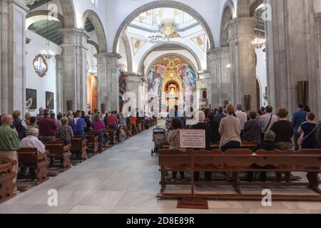 CANDELARIA, TENERIFFA, KANARISCHE Inseln, SPANIEN-CA. JAN, 2016: Innenraum der Basilika und Altar mit der Jungfrau von Candelaria, Schutzpatronin der Kanarischen Inseln. Stockfoto