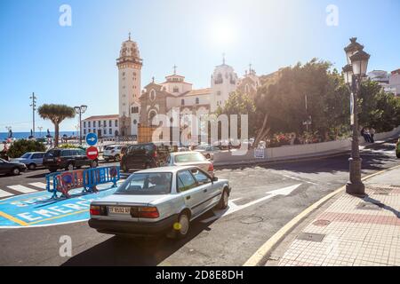 CANDELARIA, TENERIFFA, KANARISCHE Inseln, SPANIEN-CIRCA JAN, 2016: Die Basilika des Königlichen Marienheiligtums unserer Lieben Frau von Candelaria. Blick vom Platz auf die Plaza de Stockfoto