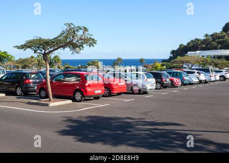 SANTA CRUZ, TENERIFE, CANARY, SPAIN-CIRCA JAN, 2016: PKW stehen auf leerstehendem Parkplatz in der Nähe des Atlantischen Ozeans. Südlicher Teil des Hafens von Sant Stockfoto