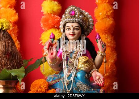 Idol Verehrung der hinduistischen Göttin Lakshmi - Lakshmi Puja ist ein hinduistisches religiöses Fest. Stockfoto