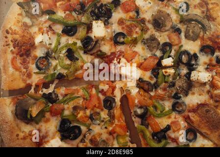 Pizza mit Pilzen, Oliven und andere verschiedene Produkte, close up Stockfoto