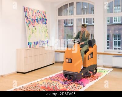 Kunststudentin, Malerin, Moderatorin (Bürgersender TIDE) Alena Bulycheva, Kunstatelier WASHED WORLD II, Hamburg, Mönckebergstraße, Levante-Haus, 15.10 Stockfoto